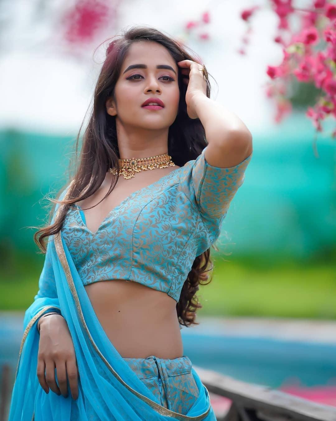 Deepthi Sunaina in exposing cleavage hot photos gallery | Deepthi Sunaina looking very attractive and cute stills