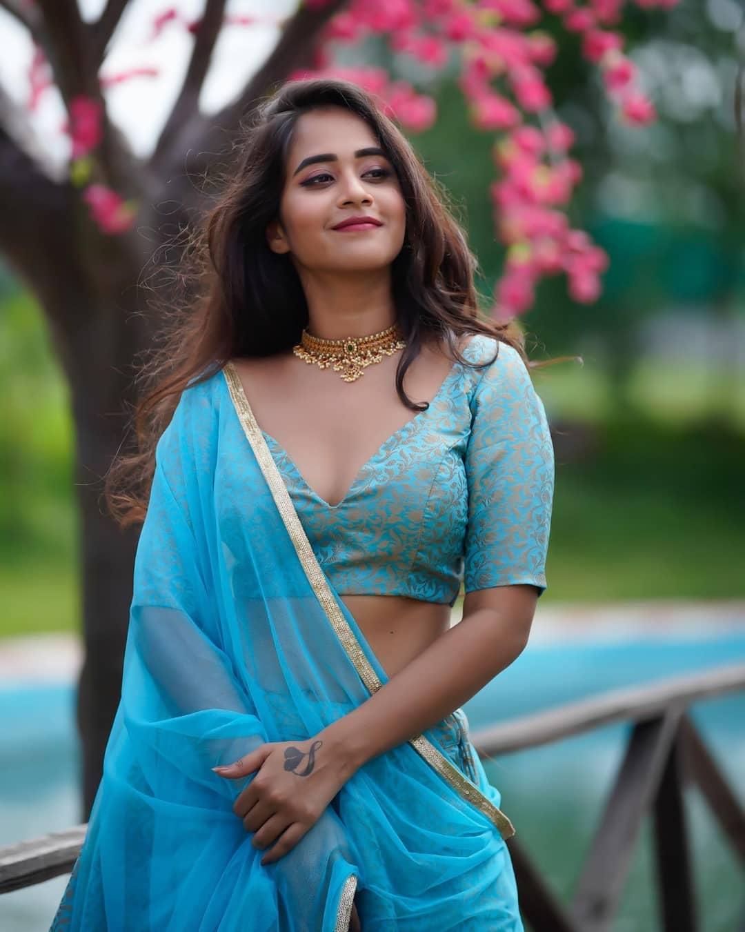 Deepthi Sunaina in exposing cleavage hot photos gallery | Deepthi Sunaina very beautiful and glamorous pictures