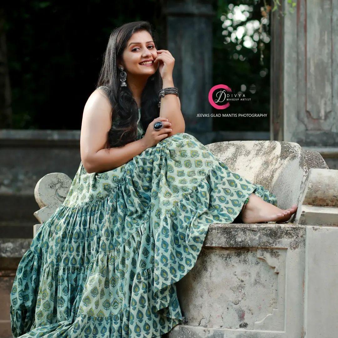 Malayalam beautiful actress Sarayu Mohan exclusive hot and sexy photoshoot | very glamorous and cute stills