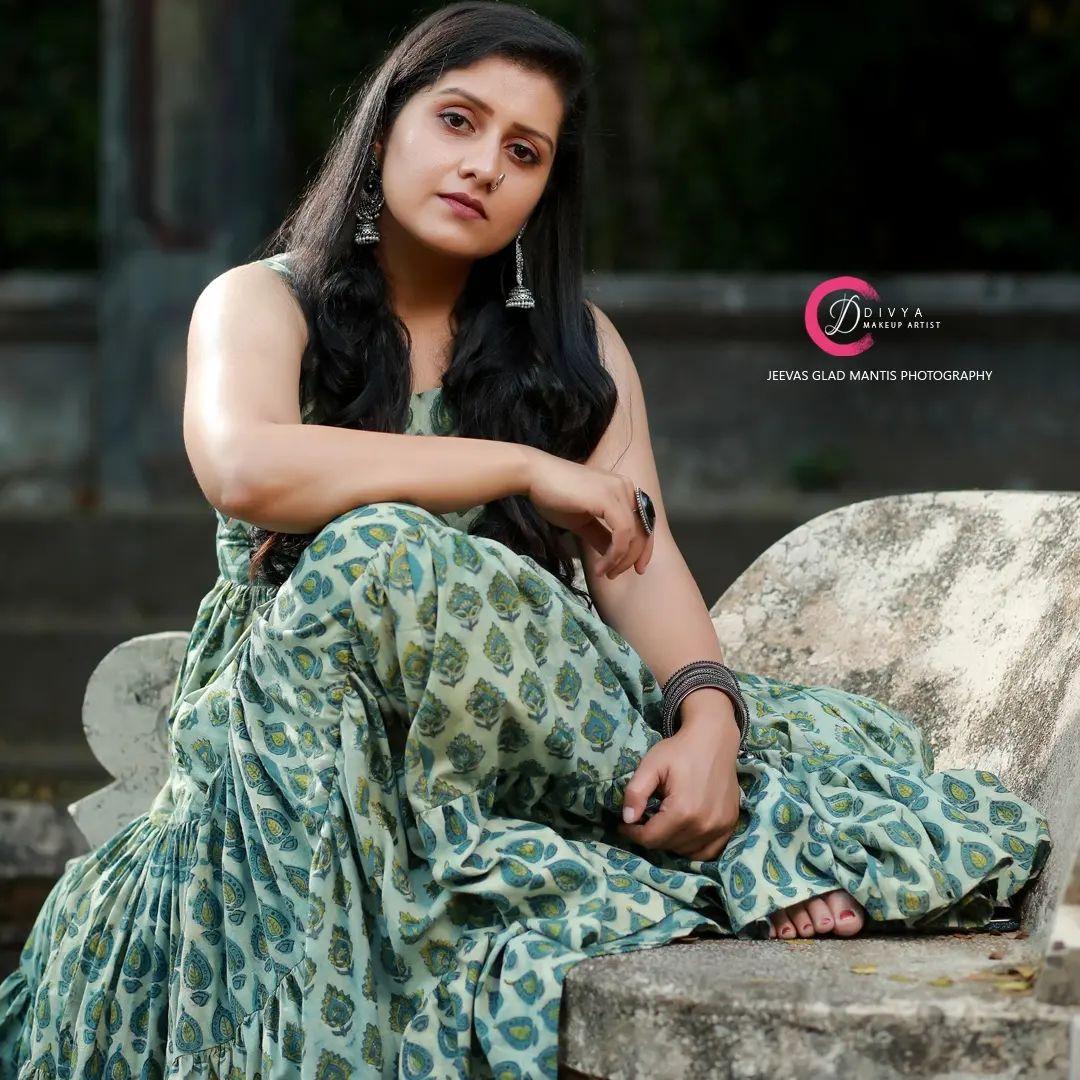 Malayalam beautiful actress Sarayu Mohan exclusive hot and sexy photoshoot | very glamorous and sexy photoshoot