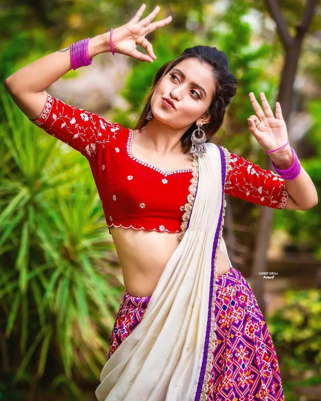 South Indian actress Deepika Pilli in half saree hot and sexy photoshoot |exposing very hot in half saree