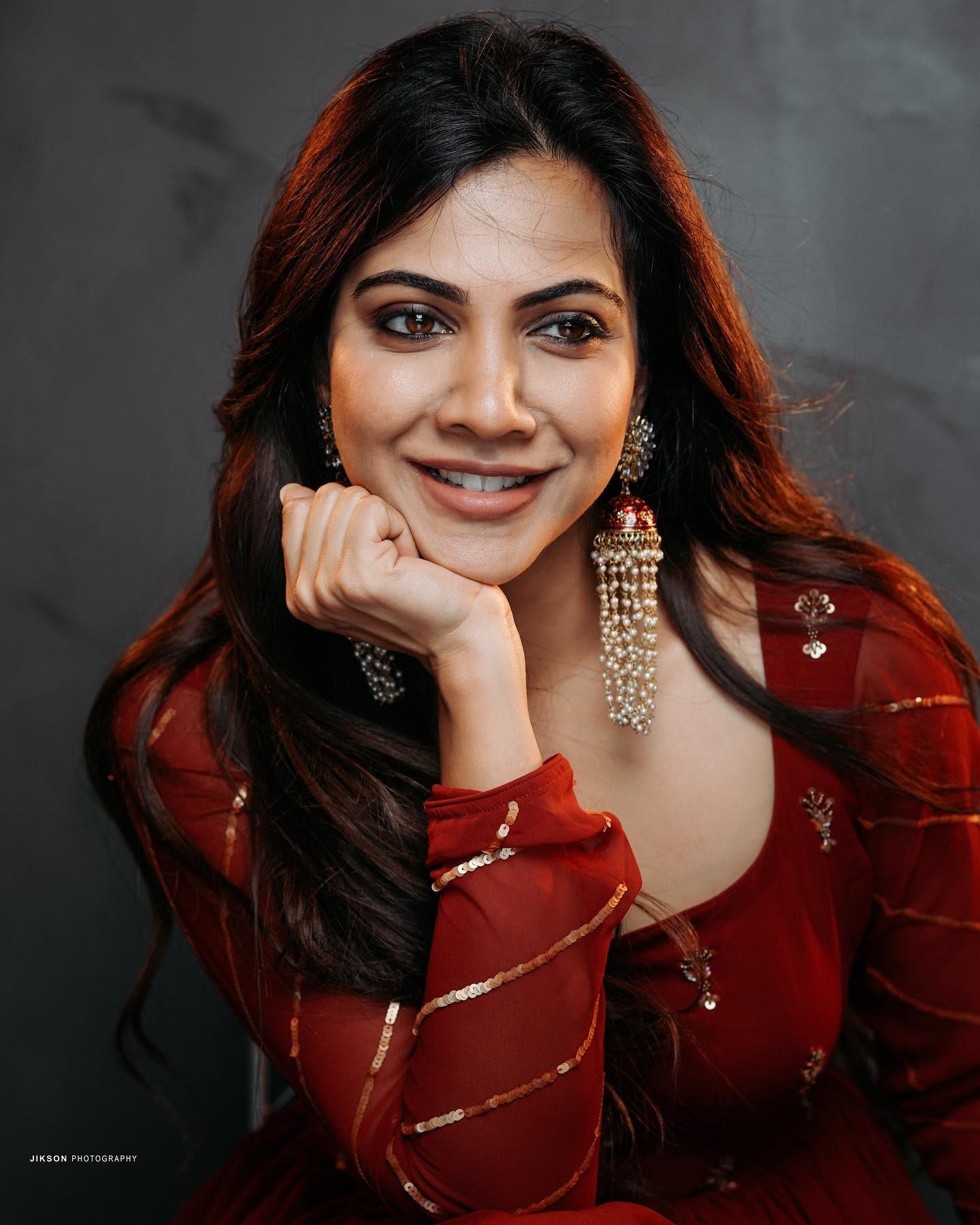 South Indian actress Madonna Sebastian looking very beautiful photo gallery |beautiful and glamorous photos
