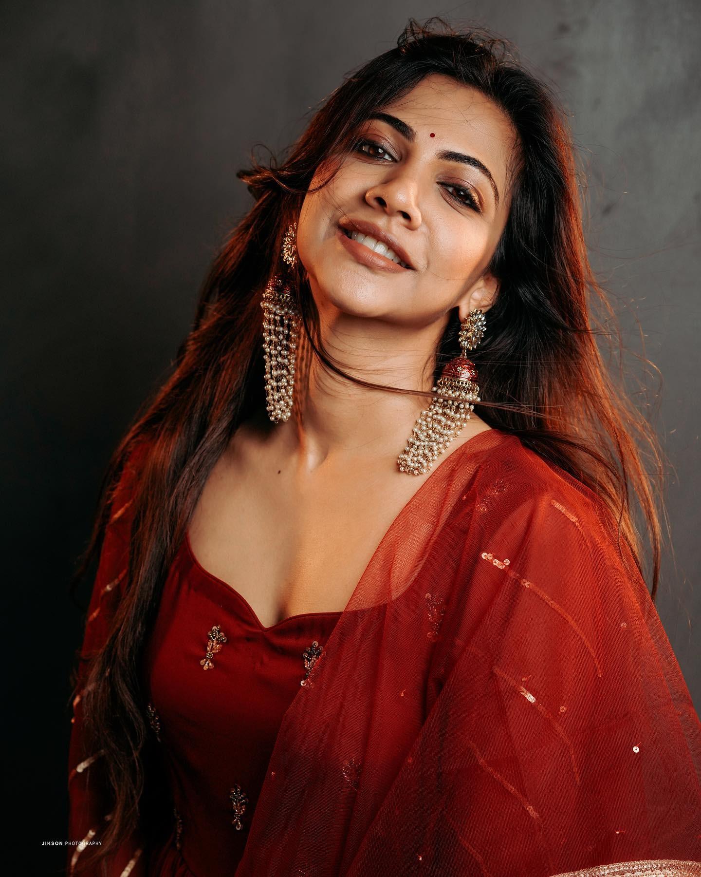 South Indian actress Madonna Sebastian looking very beautiful photo gallery |latest hot and sexy photoshoot