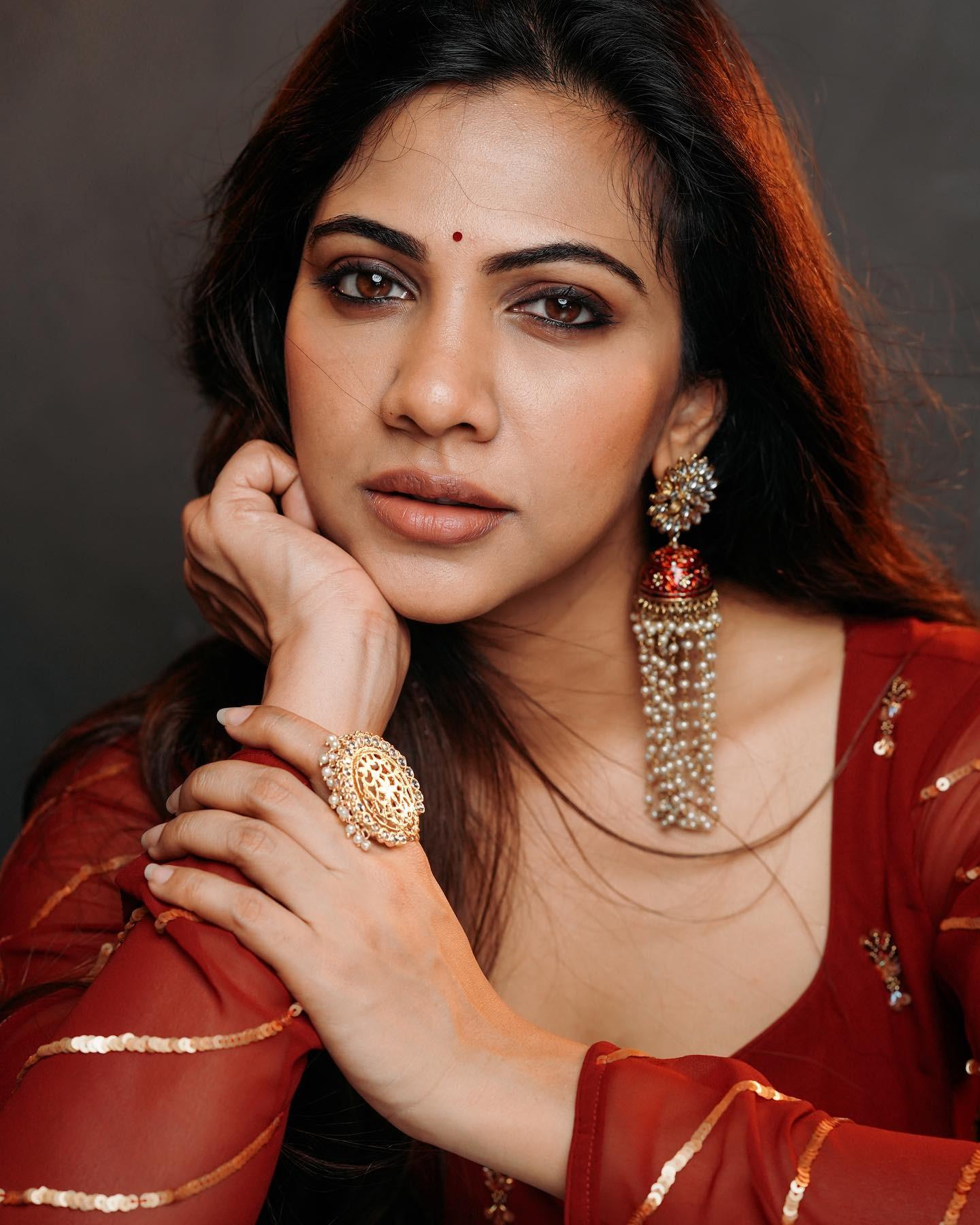 South Indian actress Madonna Sebastian looking very beautiful photo gallery |latest hot and sexy photoshoot