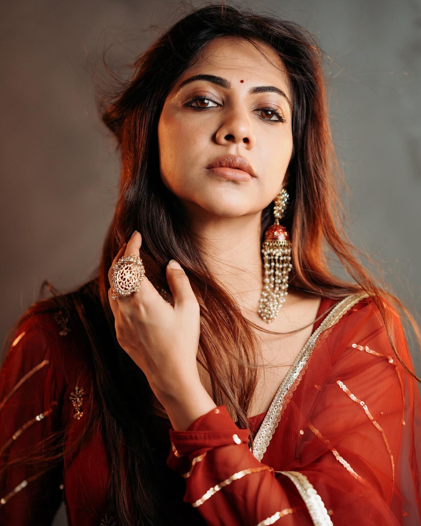 South Indian actress Madonna Sebastian looking very beautiful photo gallery |very beautiful and glamorous pictures