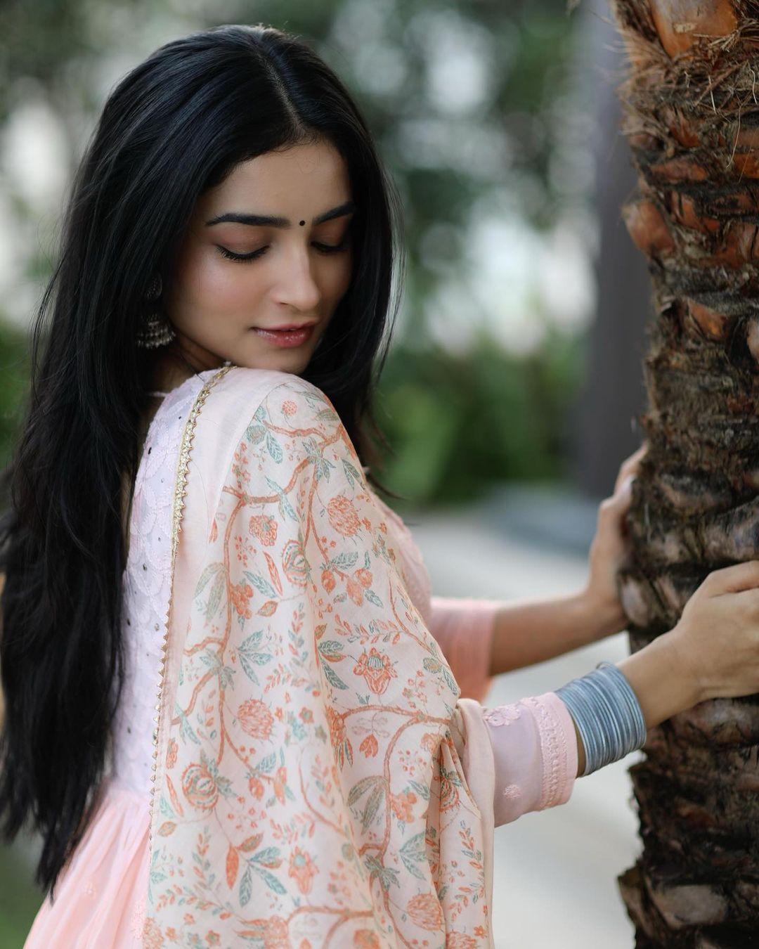 South Indian actress Vishakha Dhiman beautiful and glamorous pictures | actress beautiful and glamorous photos gallery