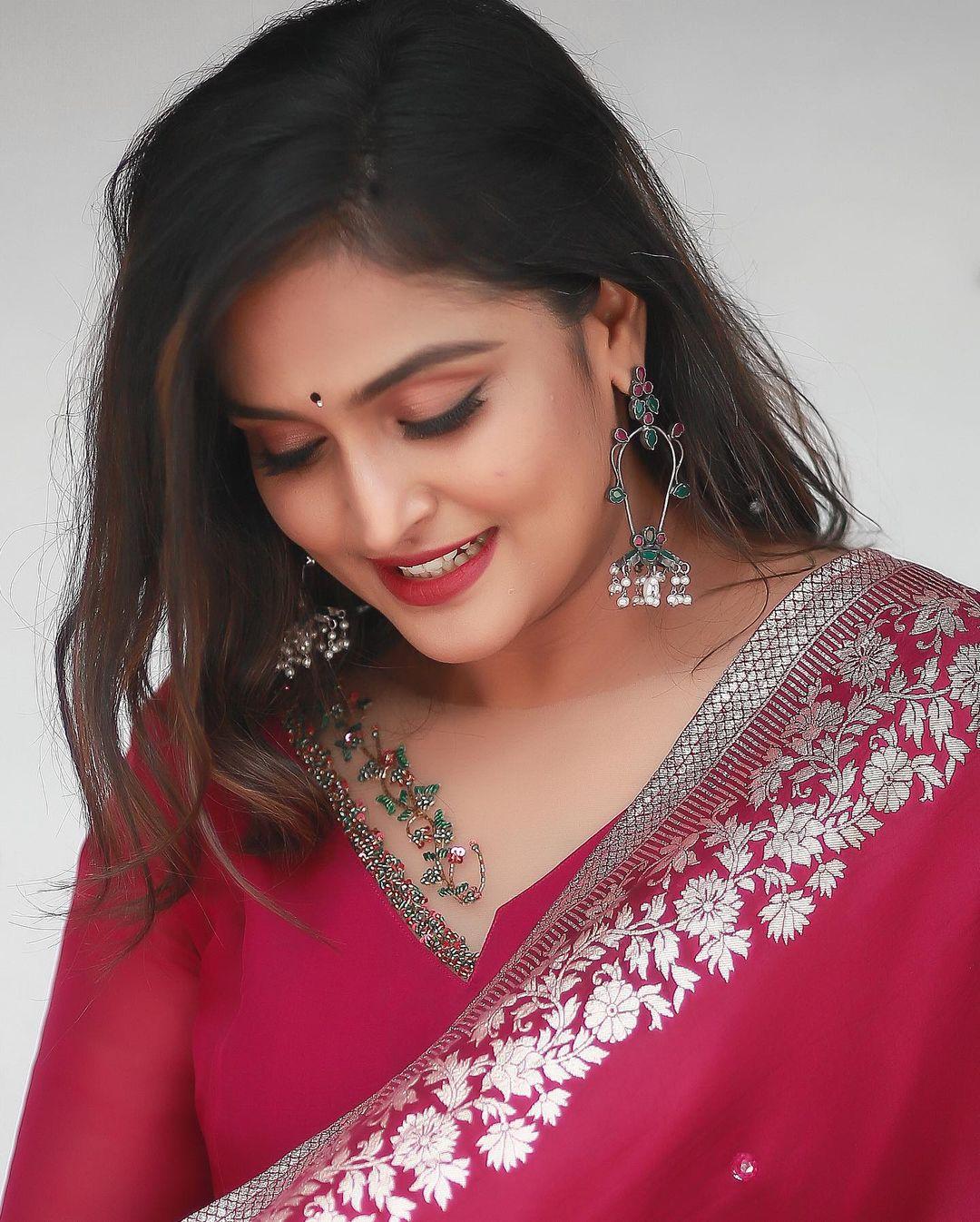 Beautiful and glamorous actress Remya Nambeesan hot photos | looking very beautiful and glamorous pictures