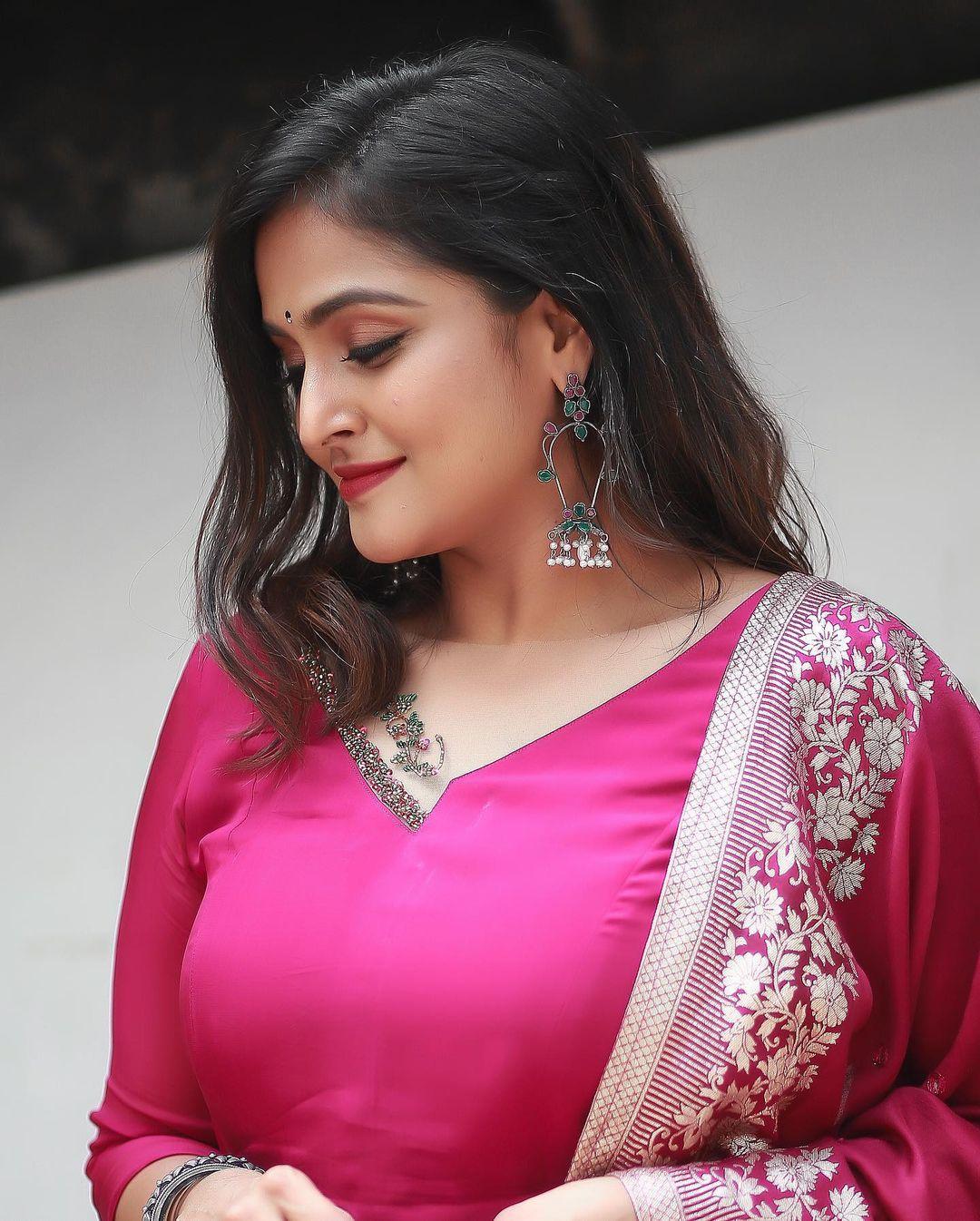 Beautiful and glamorous actress Remya Nambeesan hot photos |looking very sexy photoshoot