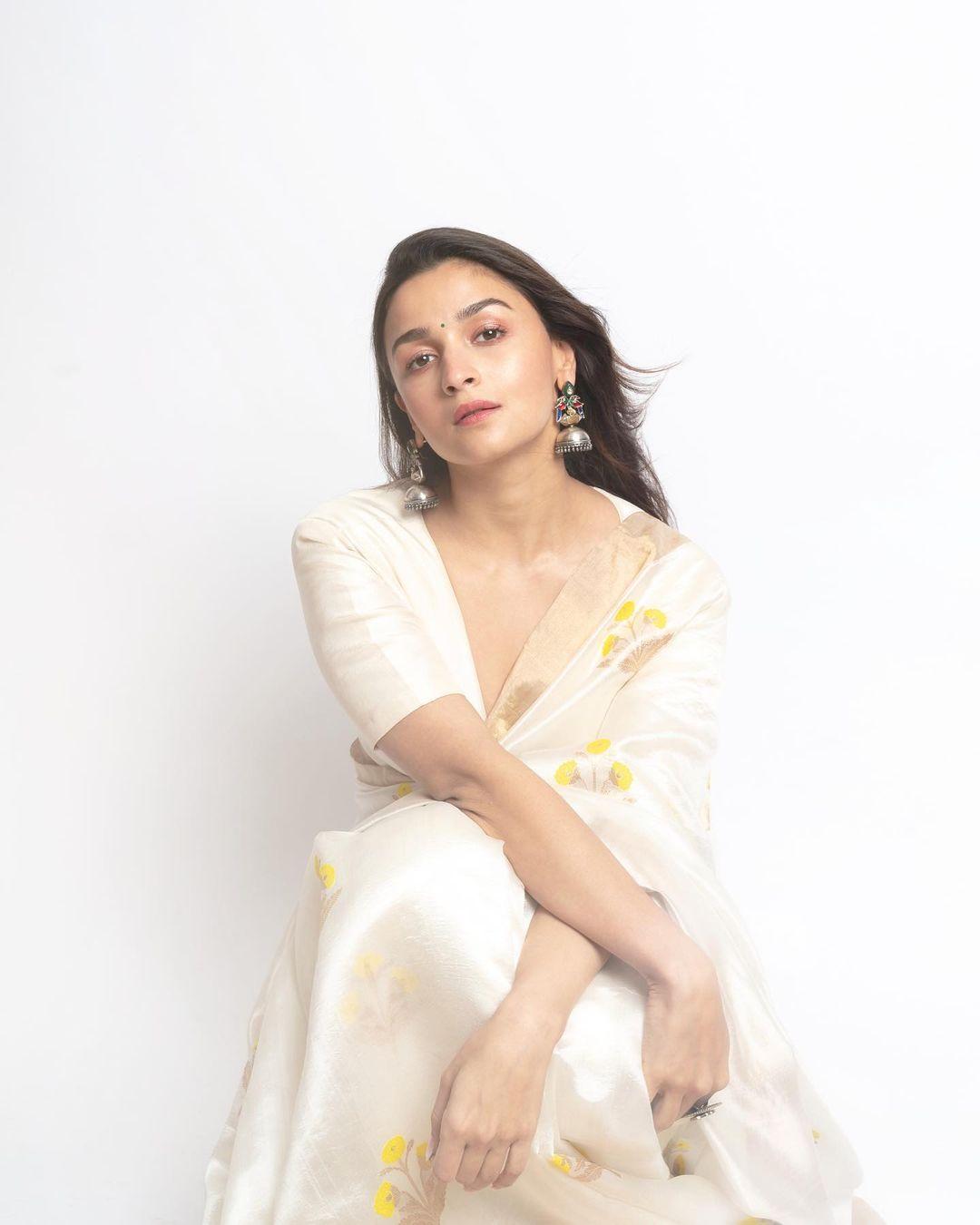 Bollywood beauty queen Alia Bhatt in saree hot photos | exclusive hot and spicy photos