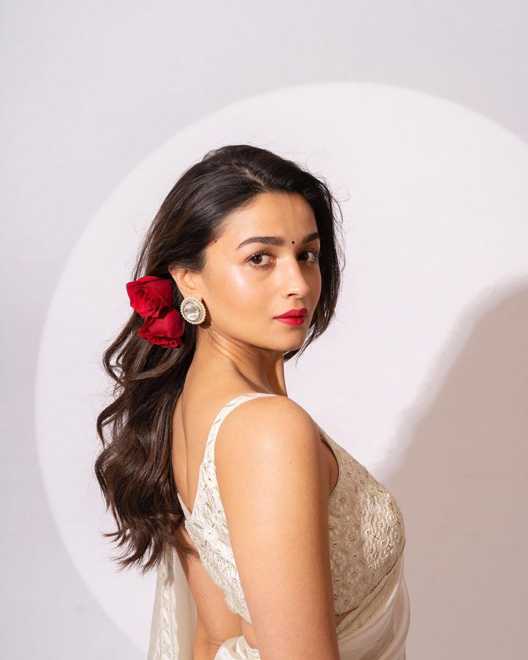 Bollywood beauty queen Alia Bhatt in saree hot photos | hot and sexy stills