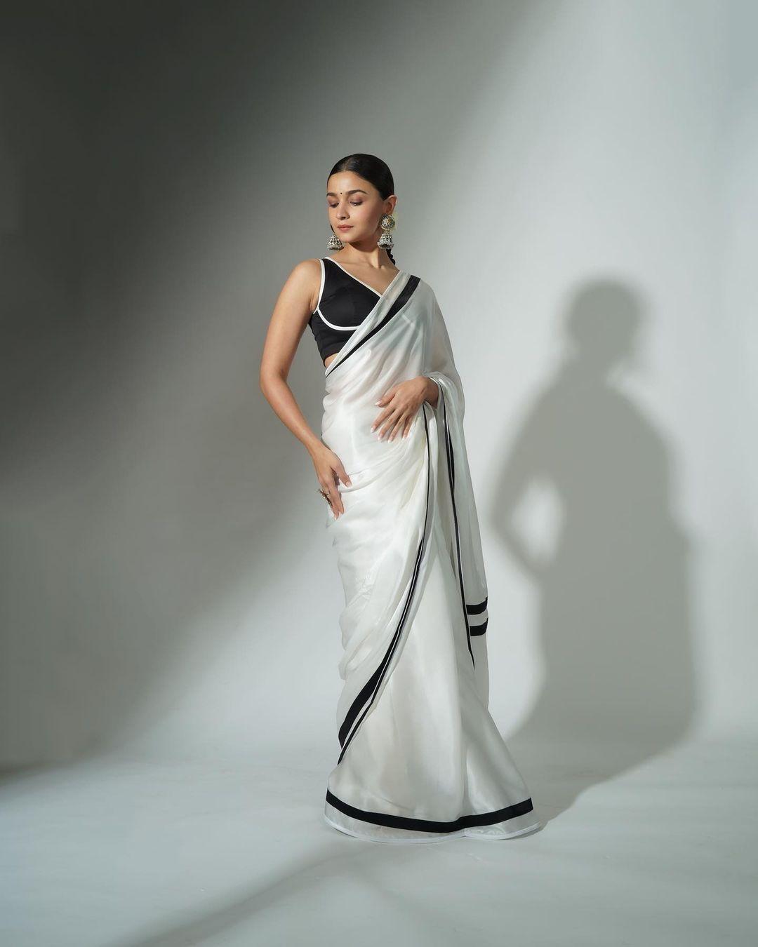 Bollywood beauty queen Alia Bhatt in saree hot photos | latest hot and beautiful pictures