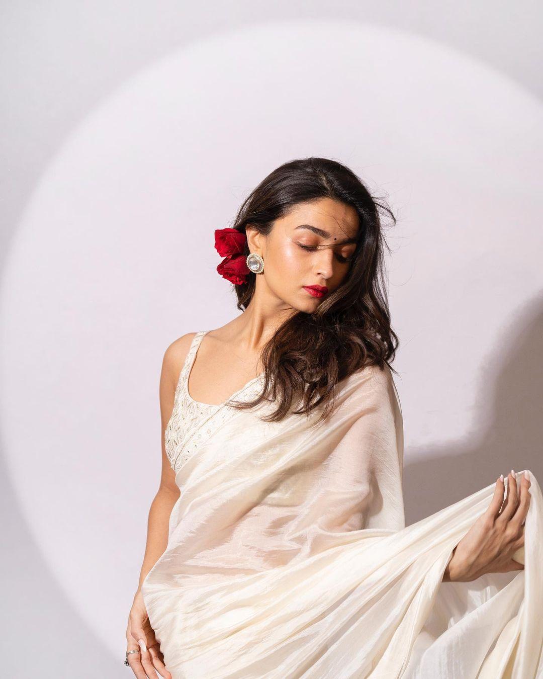 Bollywood beauty queen Alia Bhatt in saree hot photos | looking very glamorous photos