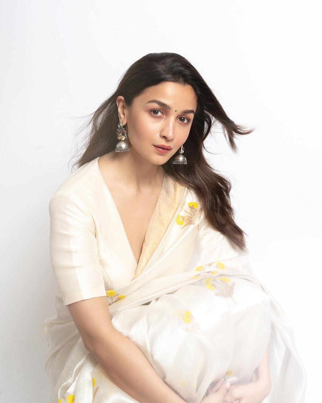 Bollywood beauty queen Alia Bhatt in saree hot photos | looking very pretty hot photos