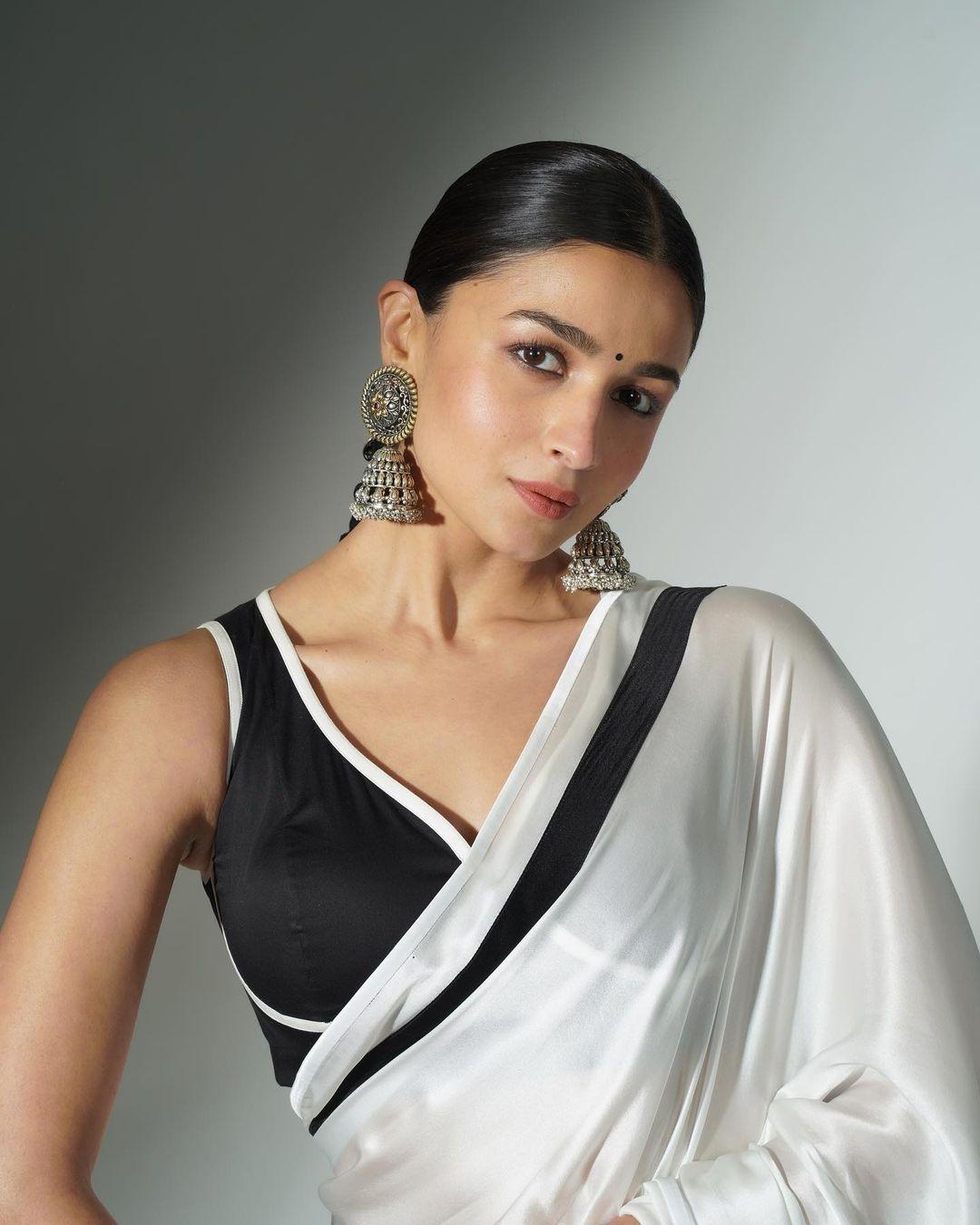 Bollywood beauty queen Alia Bhatt in saree hot photos |very Glamorous and cute photos