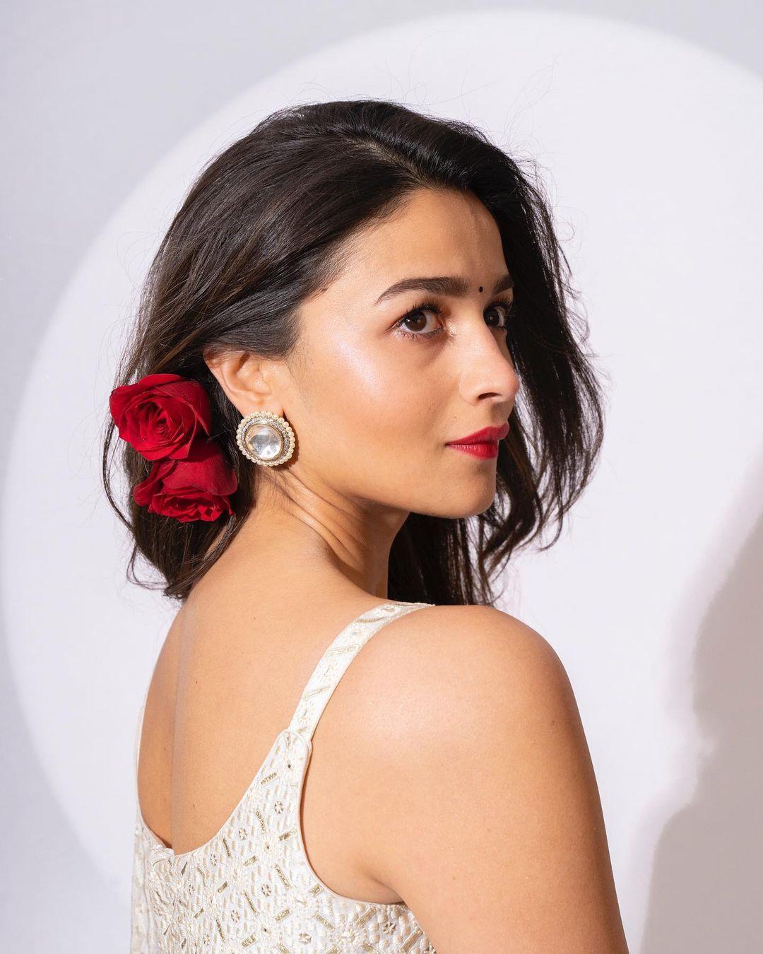 Bollywood beauty queen Alia Bhatt in saree hot photos | very attractive hot photos gallery