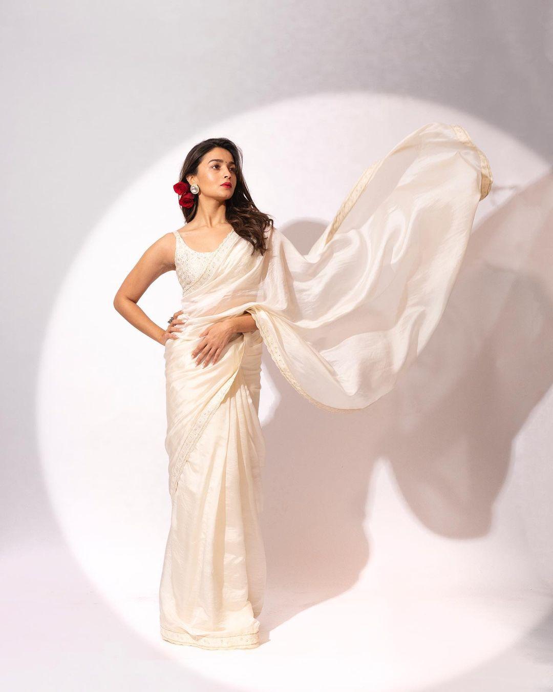 Bollywood beauty queen Alia Bhatt in saree hot photos | very glamorous and sexy stills