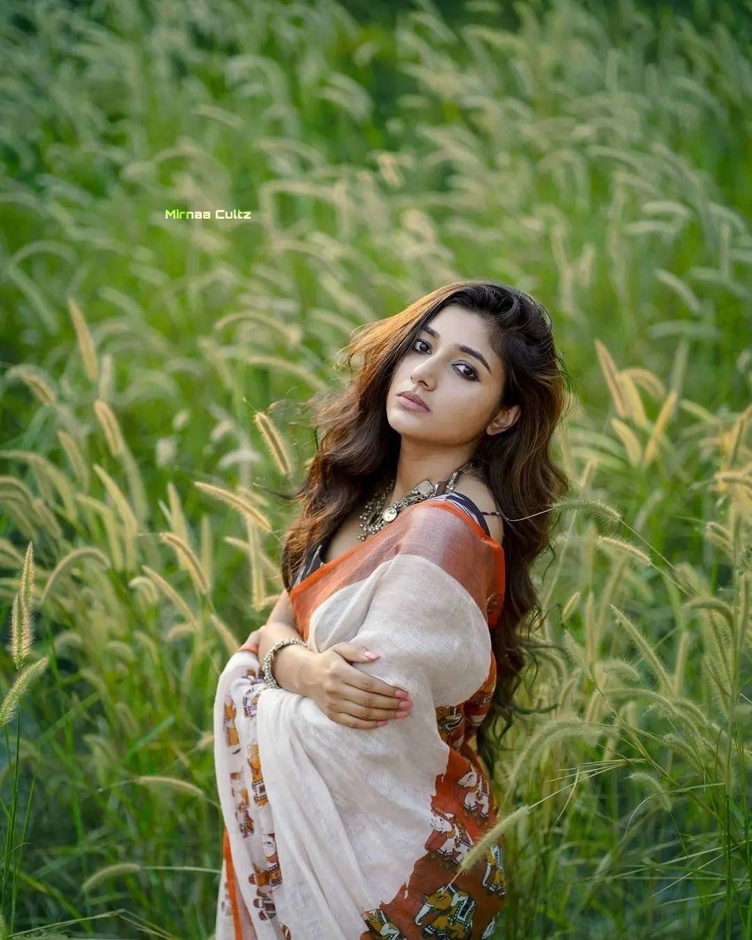 South Indian actress Mirna Menon in saree exclusive hot and spicy stills | Mirna Menon very glamorous and beautiful pictures