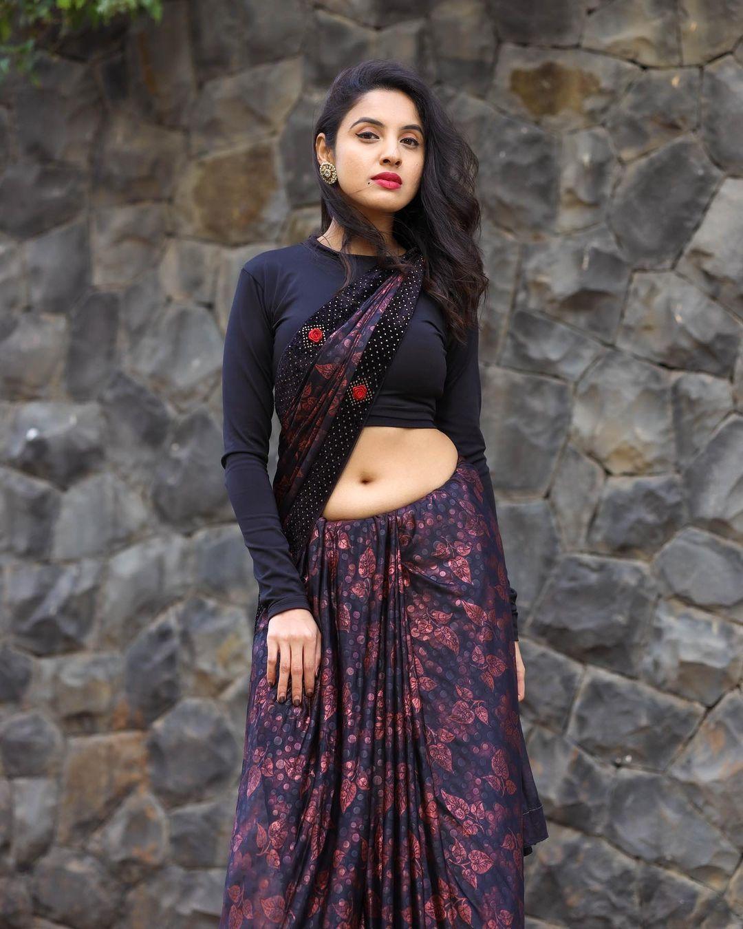 South Indian actress Priyanka kholgade exposing navel hot and sexy photoshoot | looking very beautiful and glamorous pictures