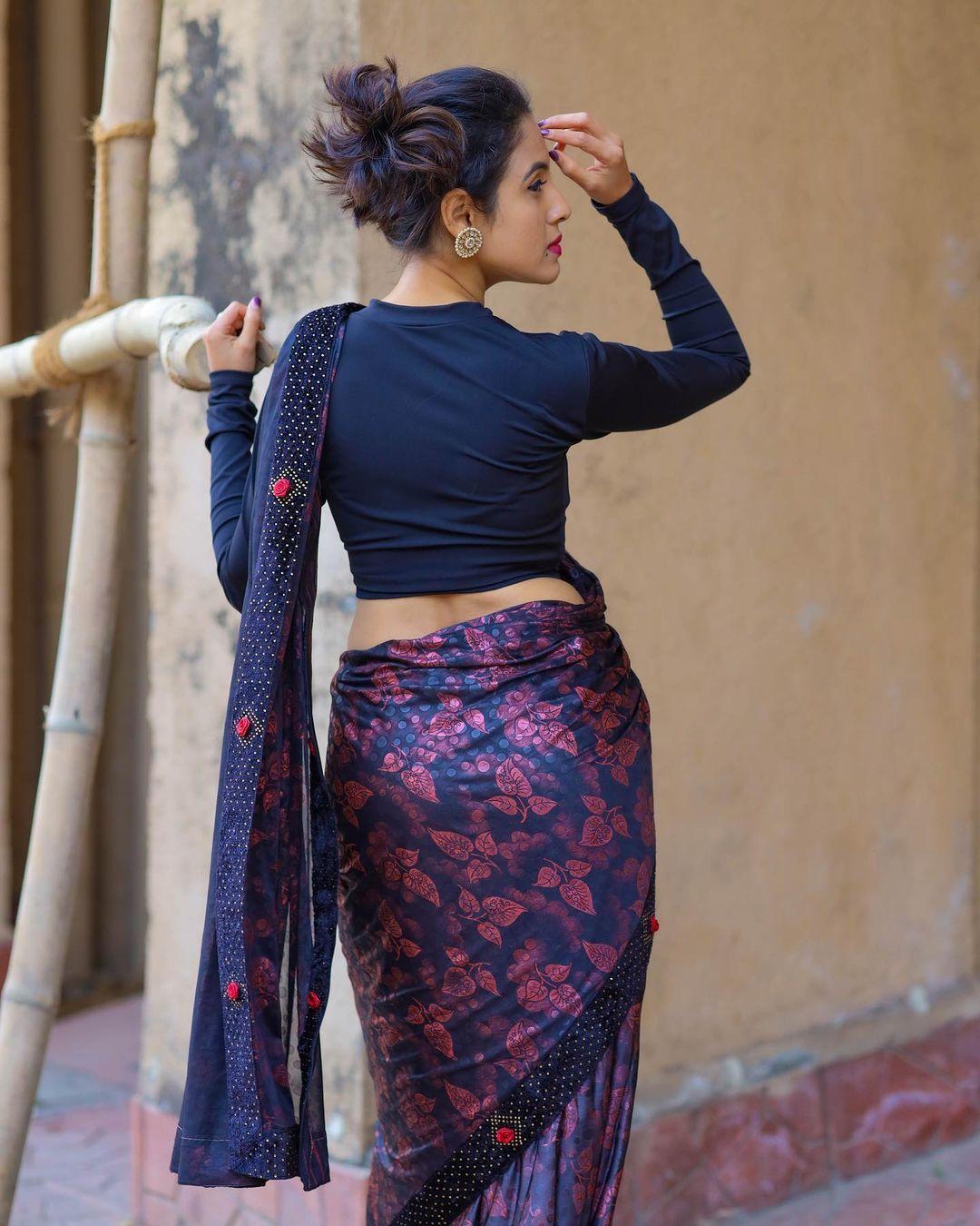 South Indian actress Priyanka kholgade exposing navel hot and sexy photoshoot | very glamorous photos