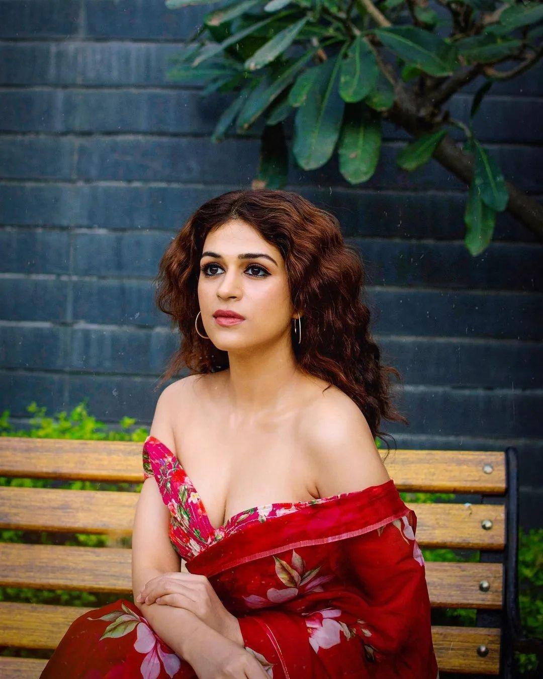 South Indian actress Shraddha Das in saree hot photos gallery |Shraddha Das latest hot and spicy photos gallery