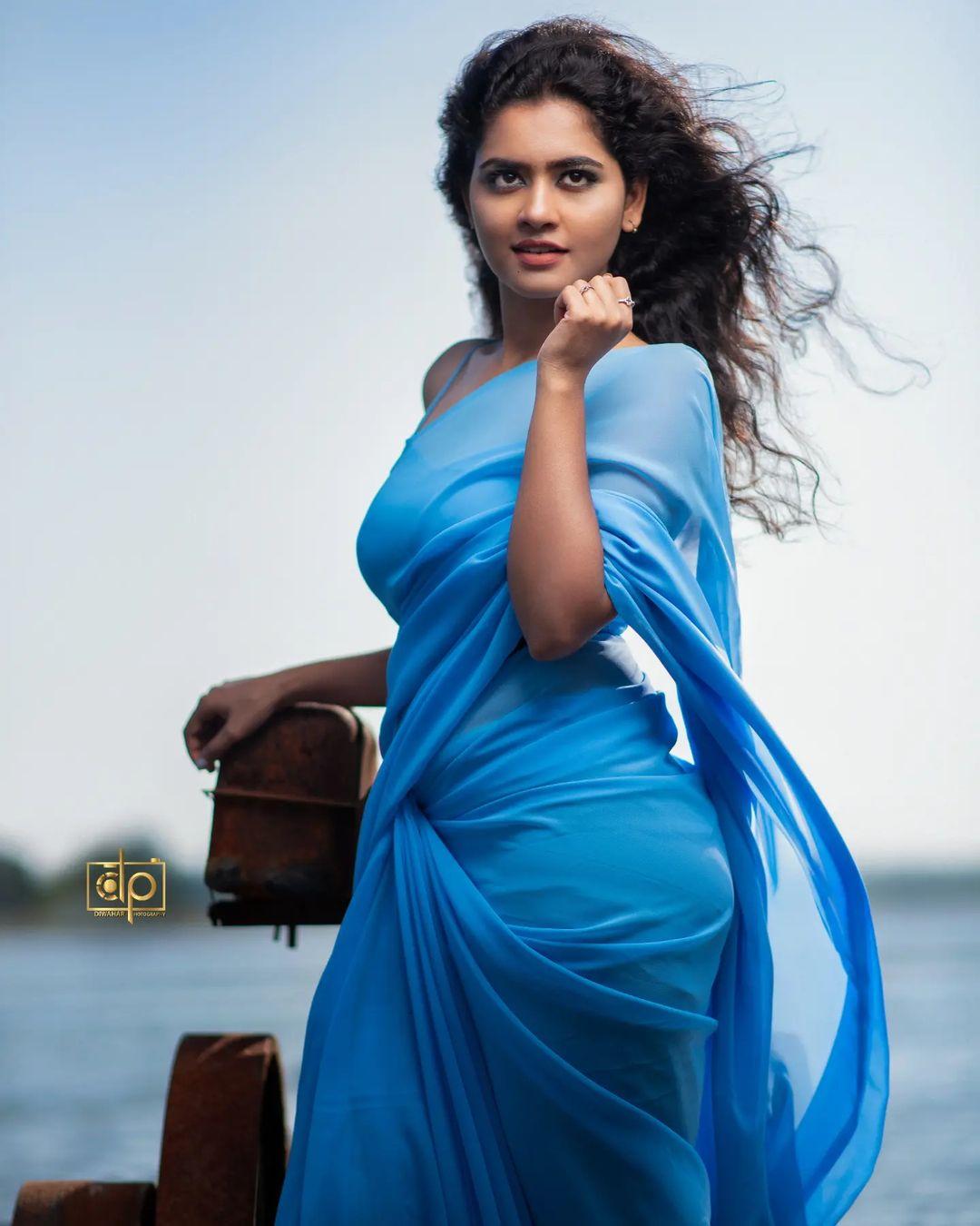 South Indian actress deepa balu in blue saree hot photos | looking very attractive hot photos gallery