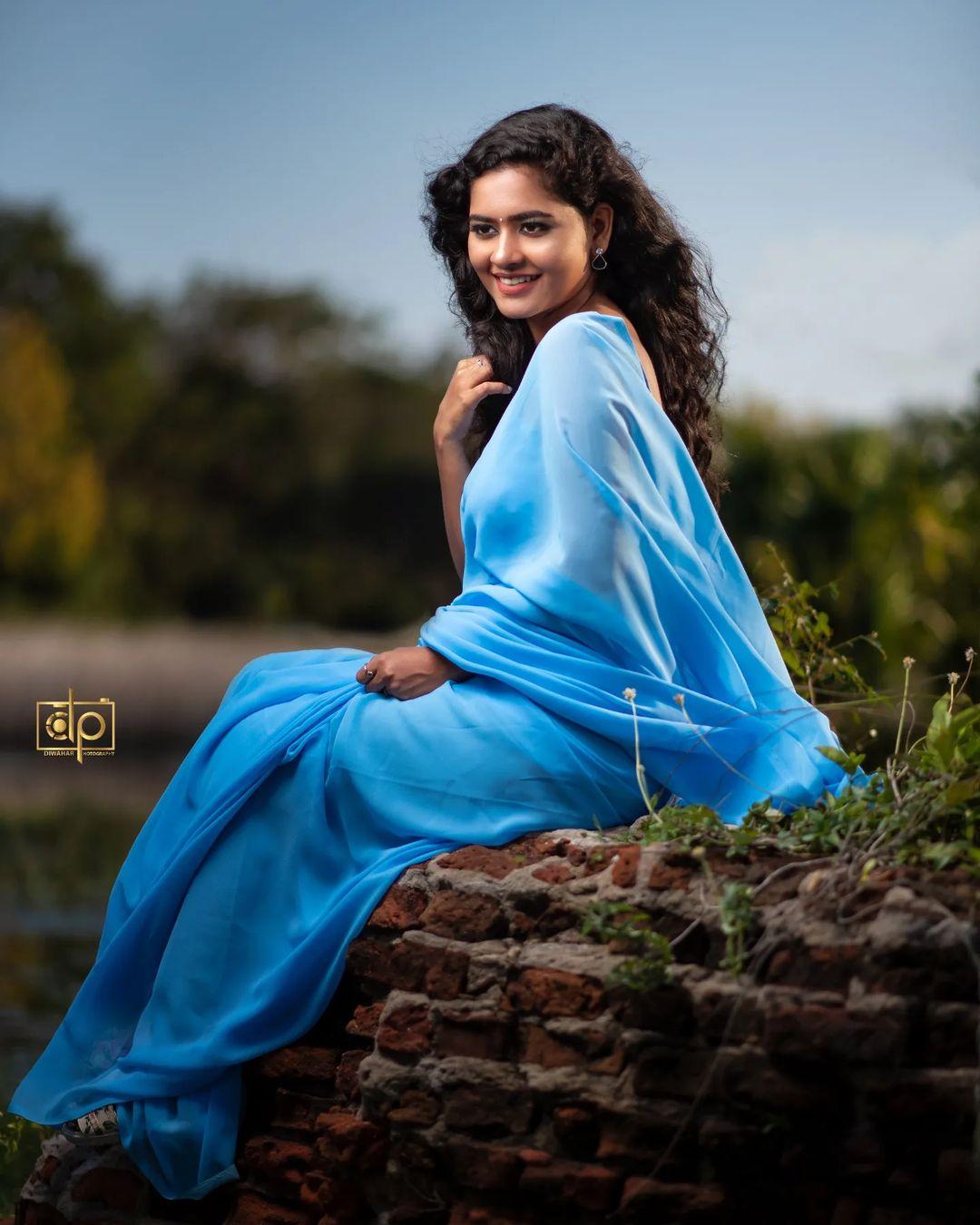South Indian actress deepa balu in blue saree hot photos | very hot and sexy photoshoot