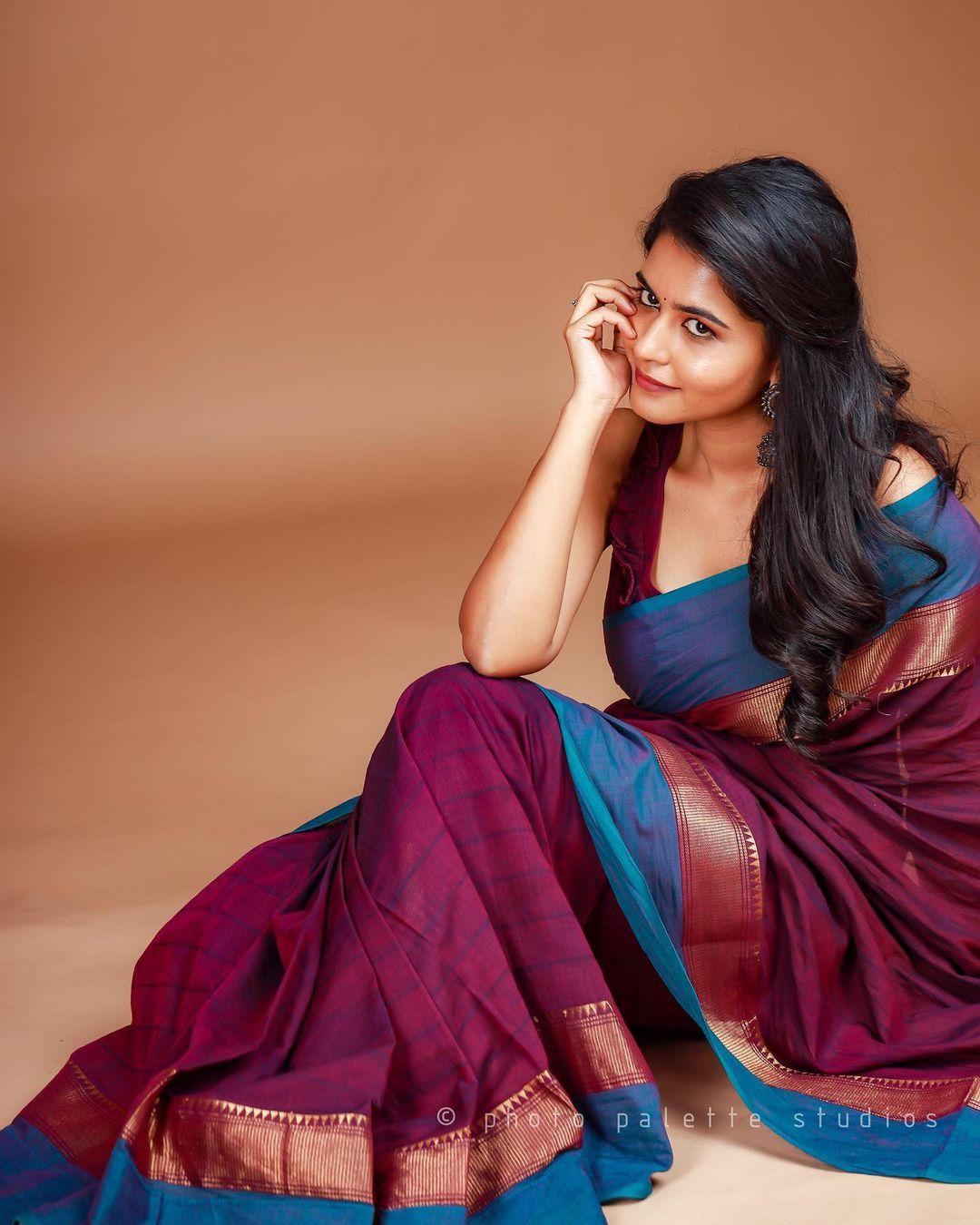 Deepa balu in very glamorous photos in saree | looking very glamorous photos