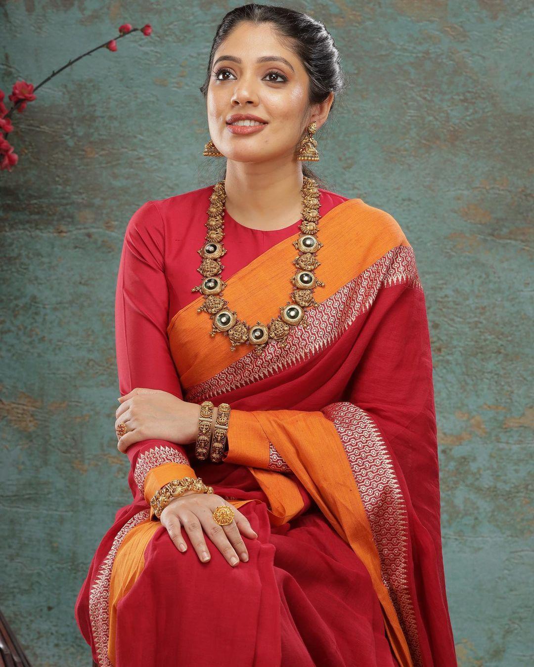 Malayalam actress Veena Nandakumar in saree hot photos |Veena Nandakumar latest hot and spicy stills