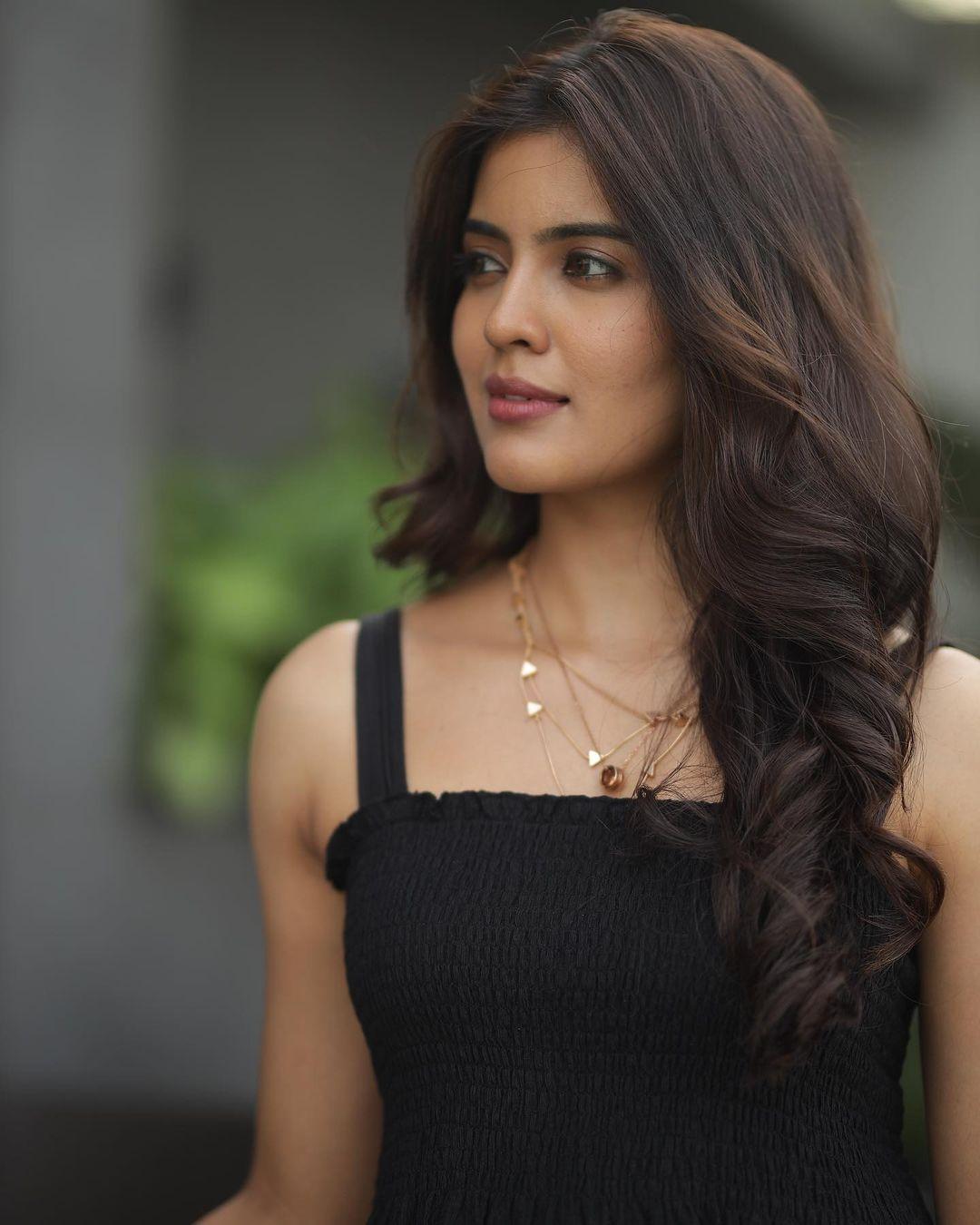 Amritha Aiyer in black dress hot and sexy stills | Amritha Aiyer very beautiful and glamorous pictures
