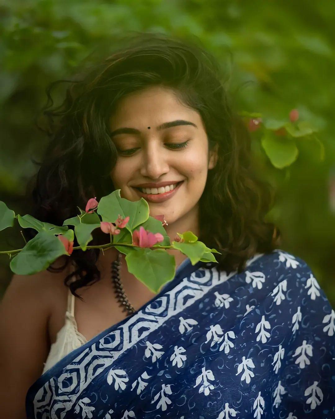 Anjana Jayaprakash in sleeveless blouse hot photos gallery | latest hot and spicy photos gallery