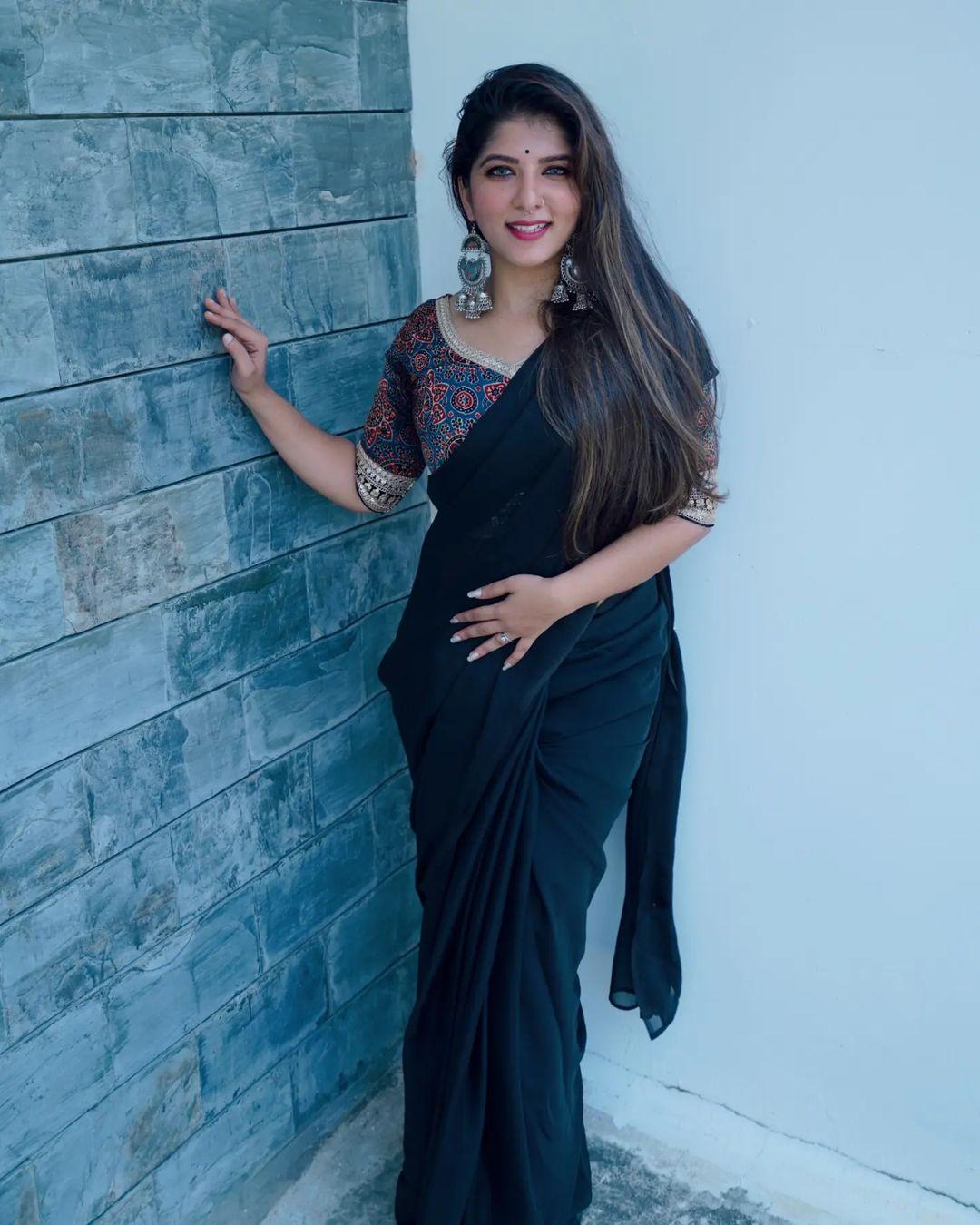 Aswathy s nair in black saree hot photos gallery | beautiful and glamorous pictures