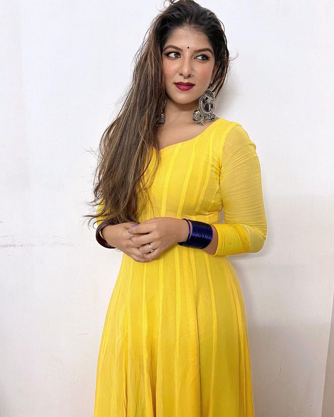 Aswathy s nair in yellow dress hot and sexy photoshoot | exclusive hot and sexy photoshoot