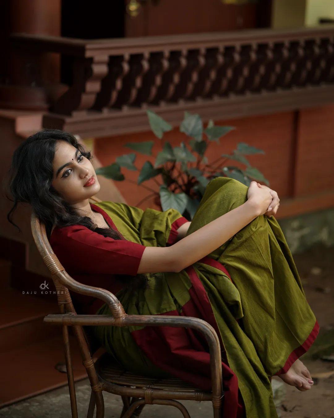 Devika Sanjay in saree hot photos gallery |Devika Sanjay looking very beautiful and glamorous photos