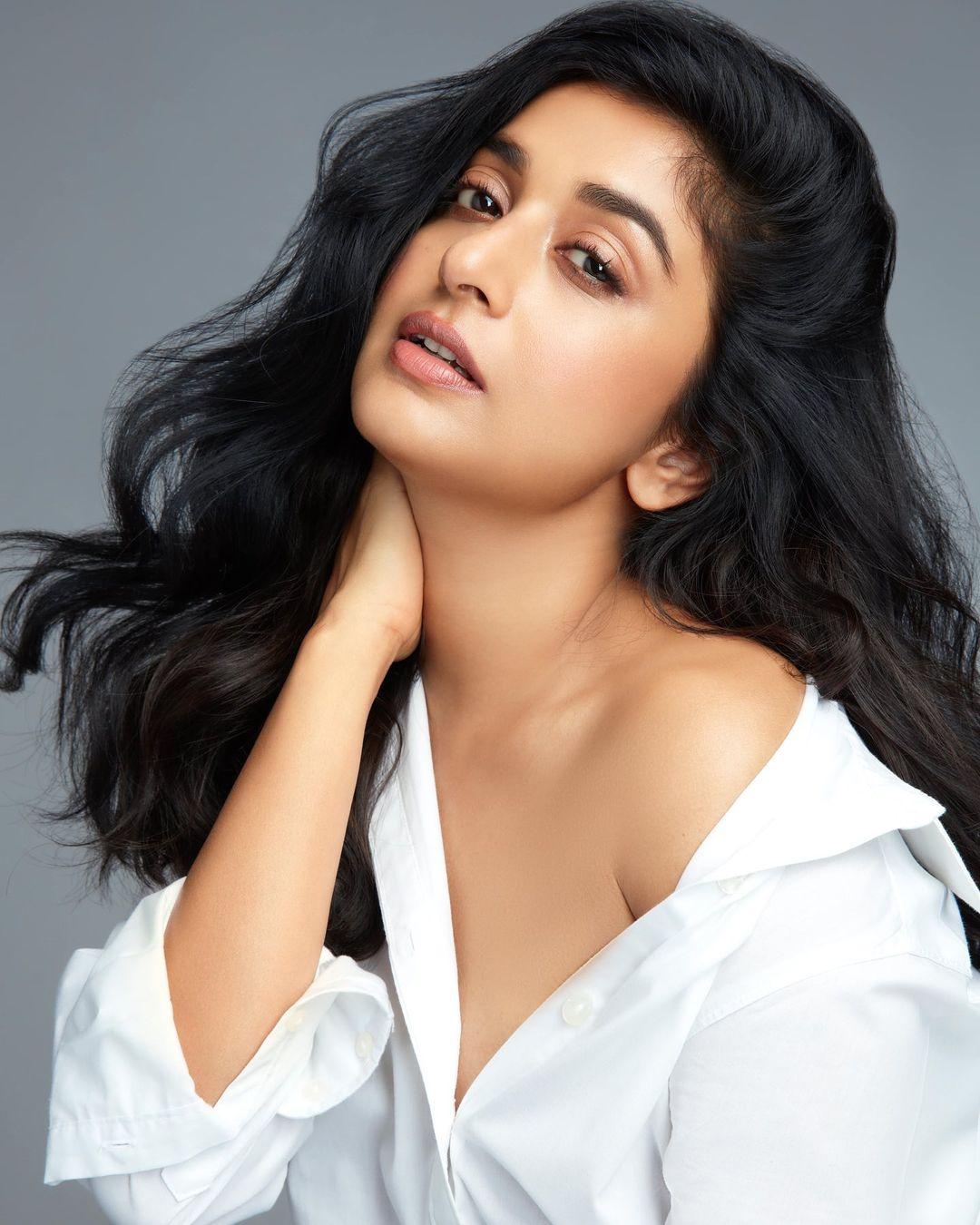 Meera Jasmine very exclusive hot and sexy photoshoot | looking very beautiful and sexy photoshoot