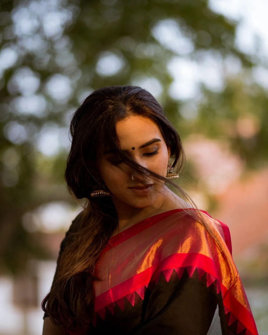 South Indian actress Malavika jayaram in saree hot photos gallery | latest hot and sexy photoshoot