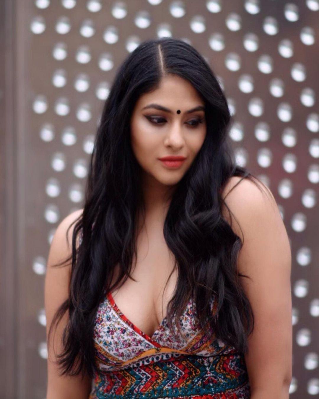 Lakshmi Devy exposing cleavage hot photos gallery | Lakshmi Devy beautiful and cute stills