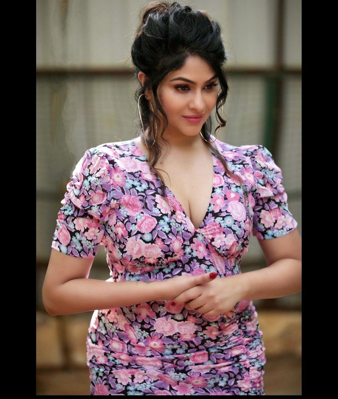 Lakshmi Devy exposing cleavage hot photos gallery | Lakshmi Devy exclusive hot and sexy photoshoot
