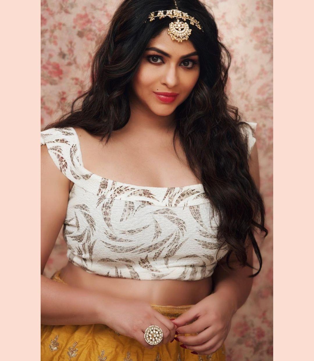 Lakshmi Devy exposing cleavage hot photos gallery | Lakshmi Devy looking very attractive and sexy stills