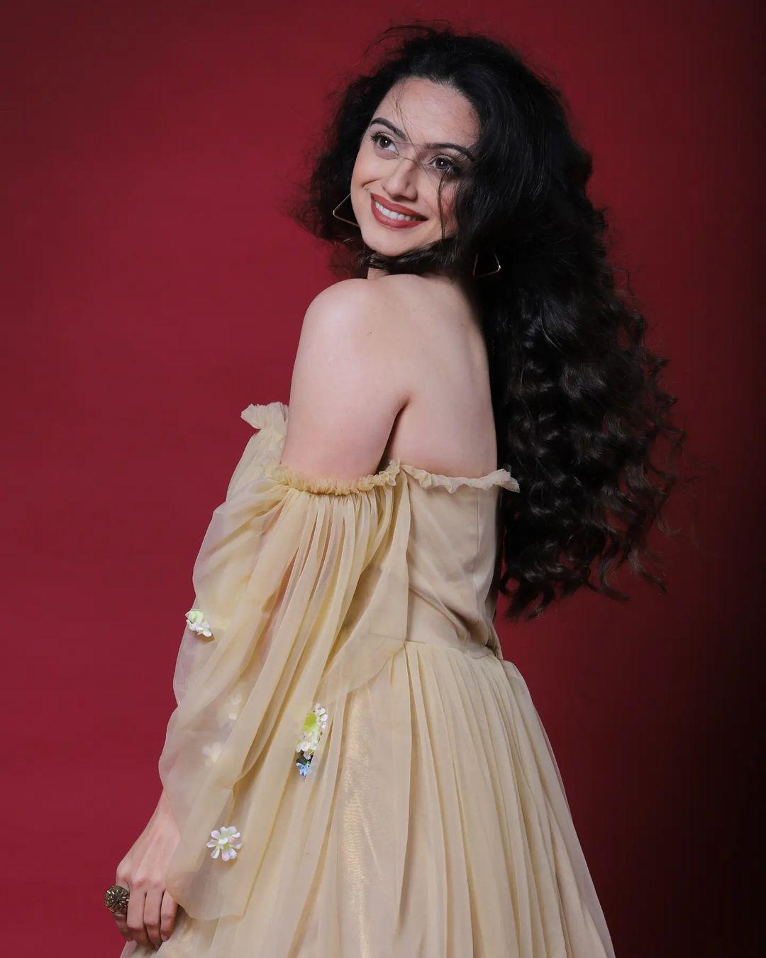 Marathi actress Shruti Marathe exclusive hot photos gallery | beautiful and glamorous pictures