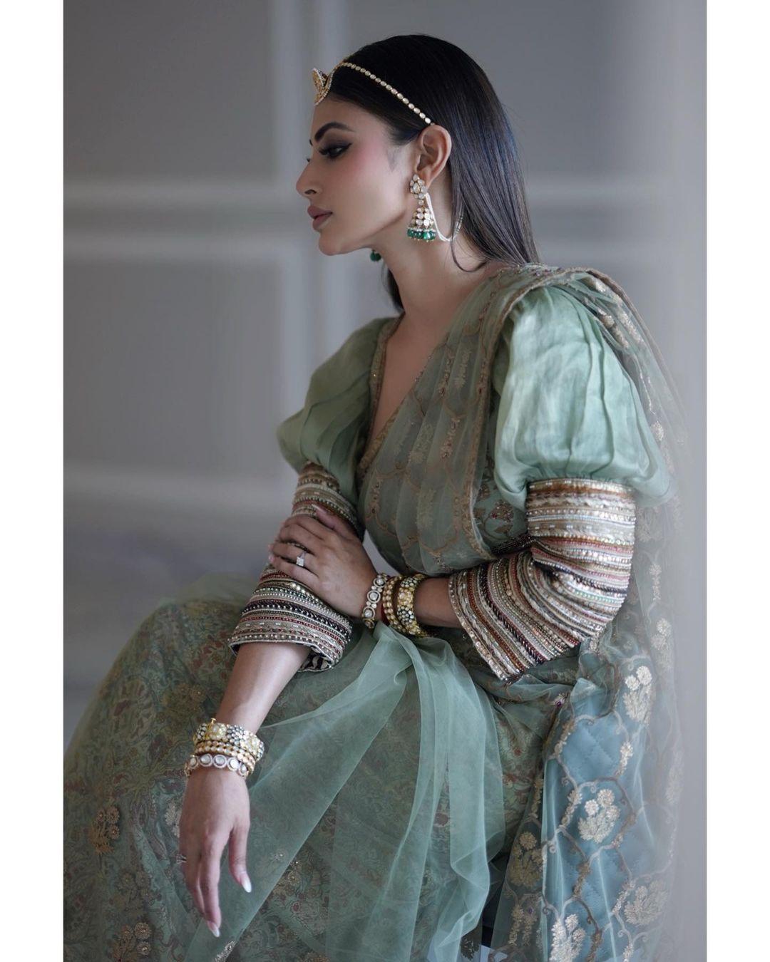 Bollywood actress Mouni Roy in saree exclusive hot photos | looking very beautiful and glamorous pictures