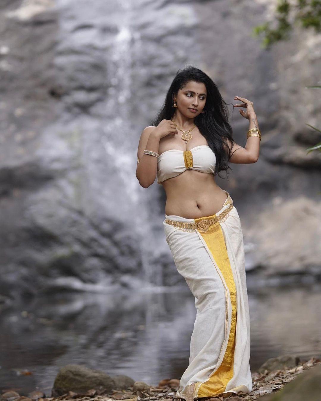 South Indian actress Anicka Vikhraman in exposing latest hot photos |looking very pretty and cute stills