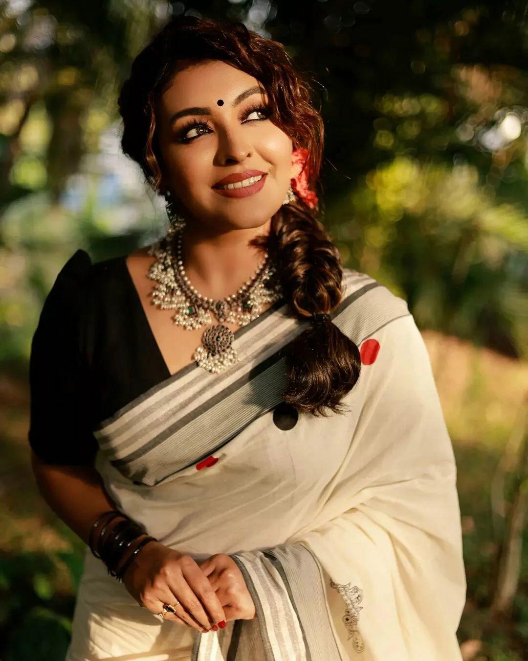 Malayalam actress Durga Krishna in set saree hot photos |looking very sexy photoshoot