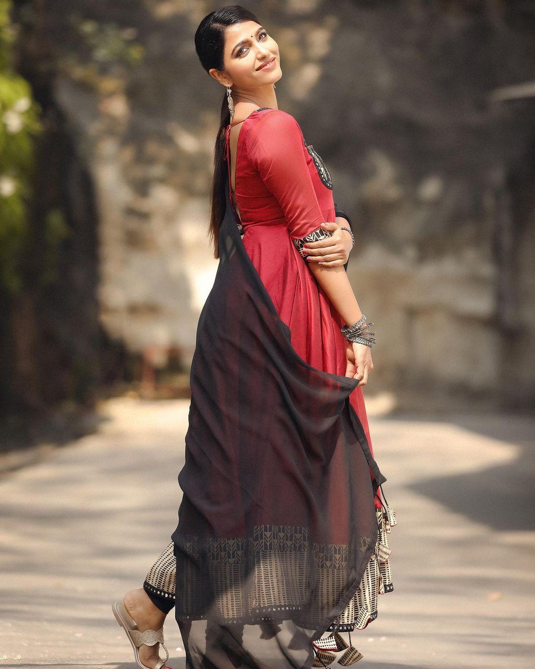 Tamil actress Sai Dhanshika exclusive latest hot photos | beautiful and glamorous pictures