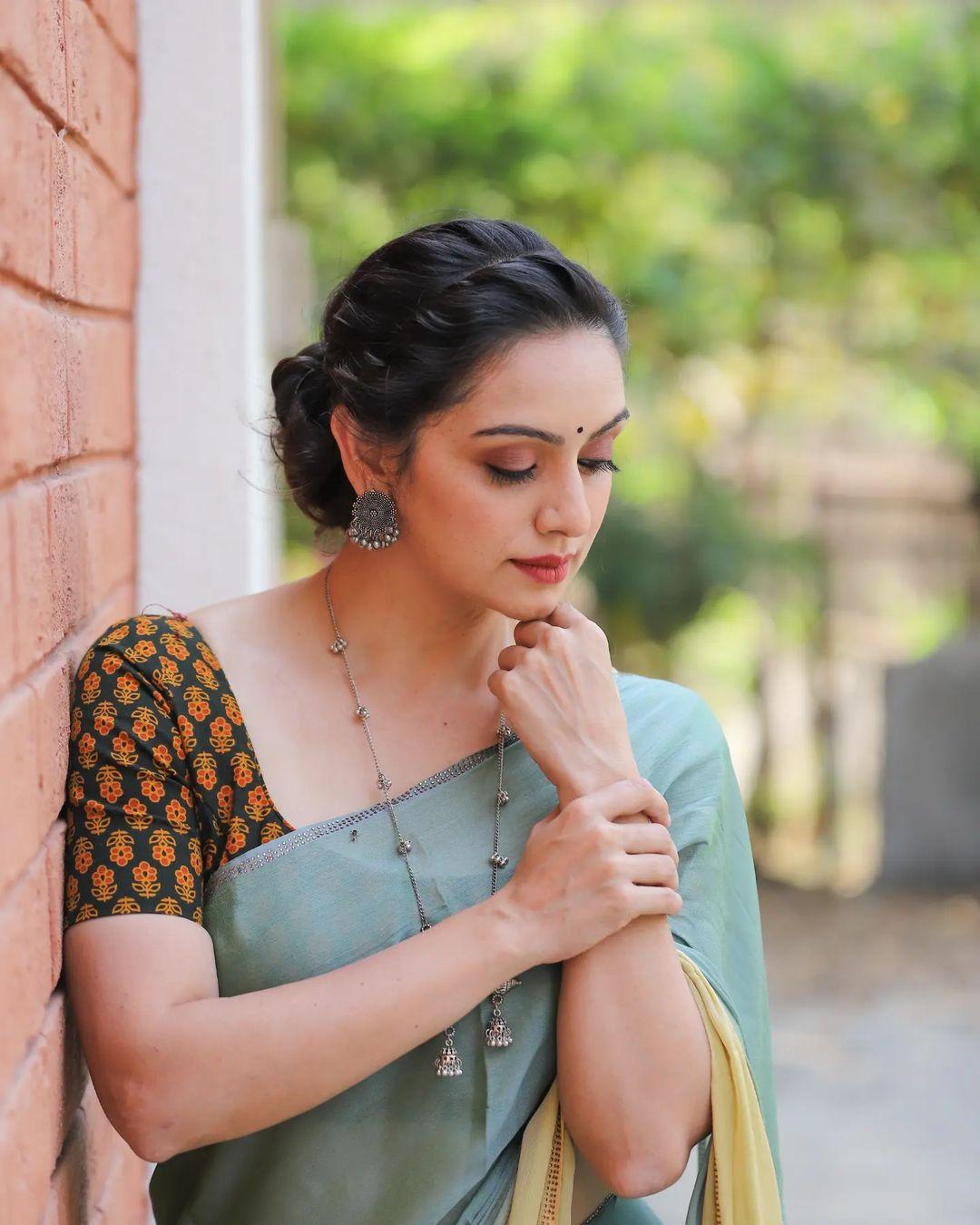 Tamil and Marathi actress Shruti Marathe looking very glamorous in saree | beautiful and cute stills