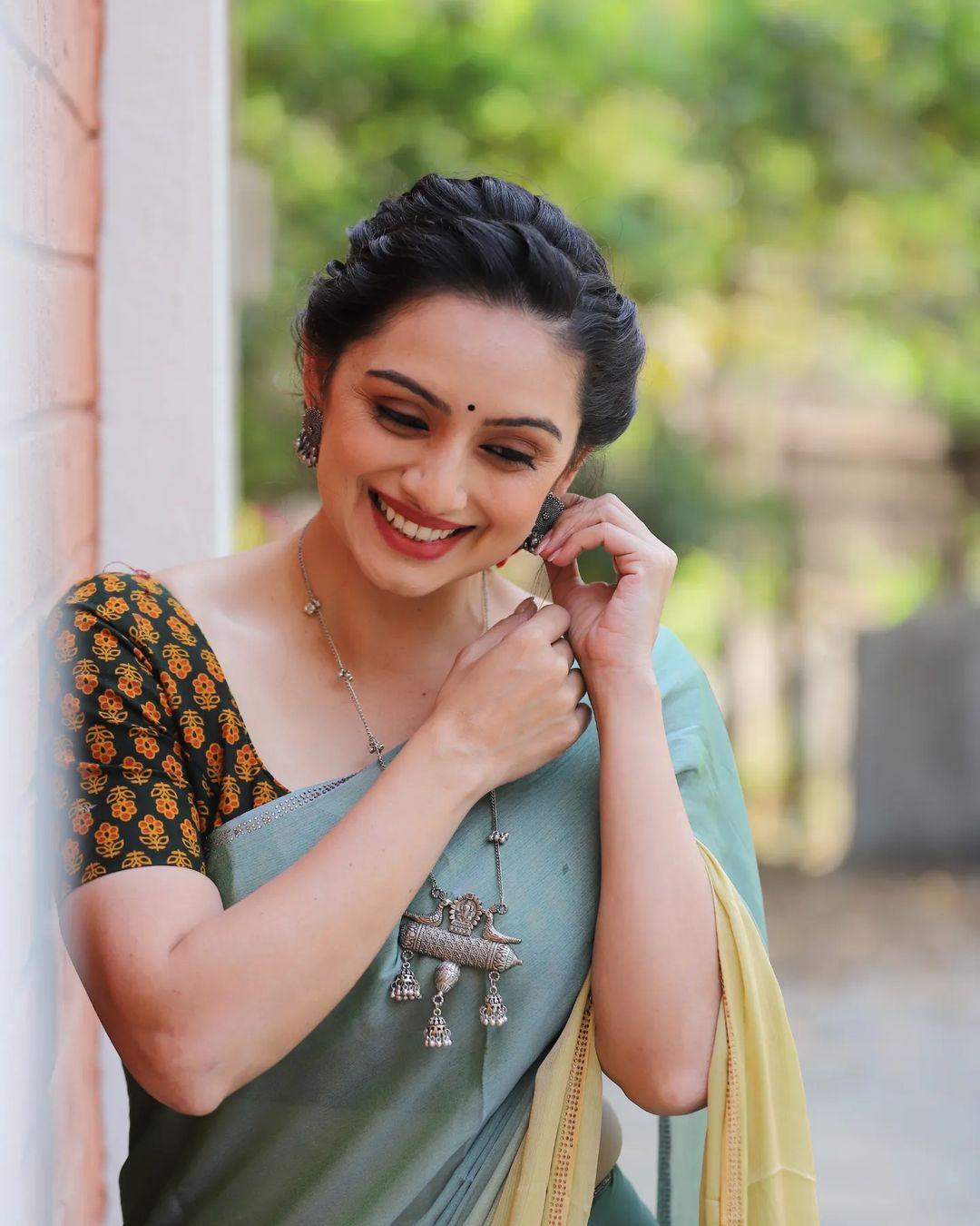 Tamil and Marathi actress Shruti Marathe looking very glamorous in saree | latest hot and sexy photoshoot