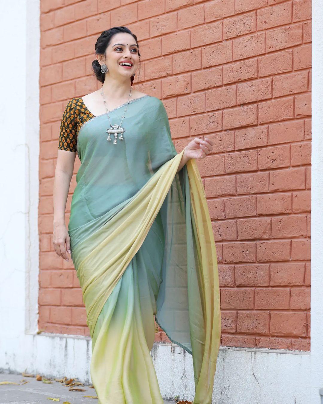 Tamil and Marathi actress Shruti Marathe looking very glamorous in saree | latest hot and sexy photoshoot