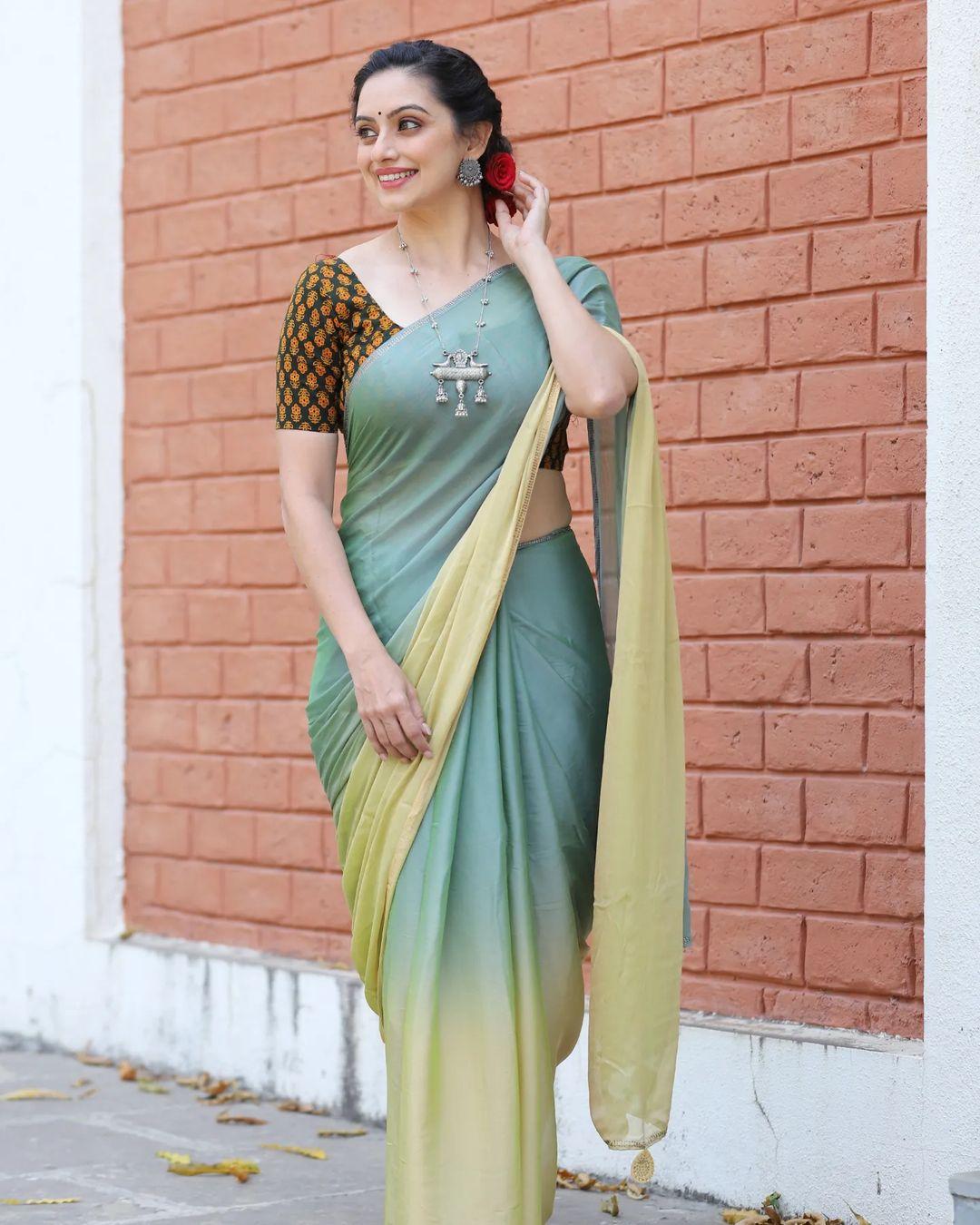 Tamil and Marathi actress Shruti Marathe looking very glamorous in saree | looking very beautiful and glamorous pictures