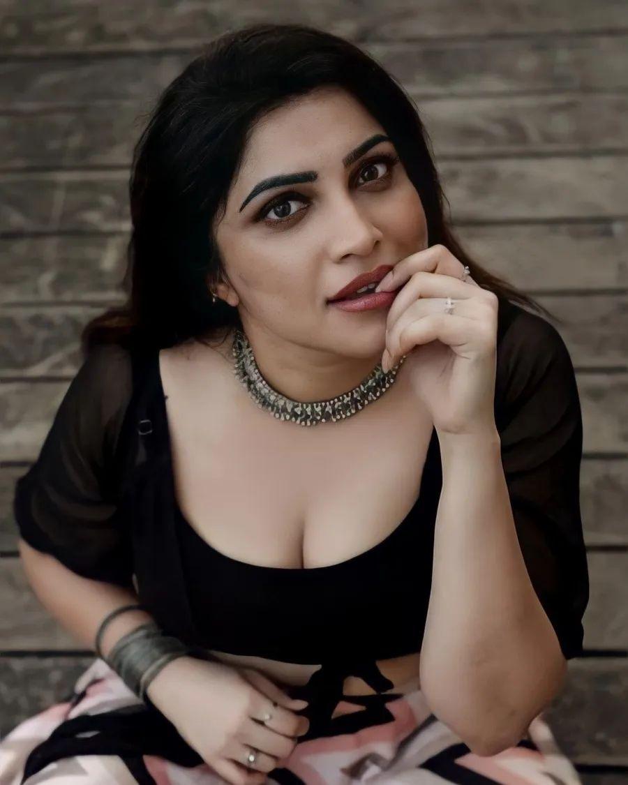 Vaiga wearing blouse exposing cleavage photos gallery | beautiful and glamorous pictures