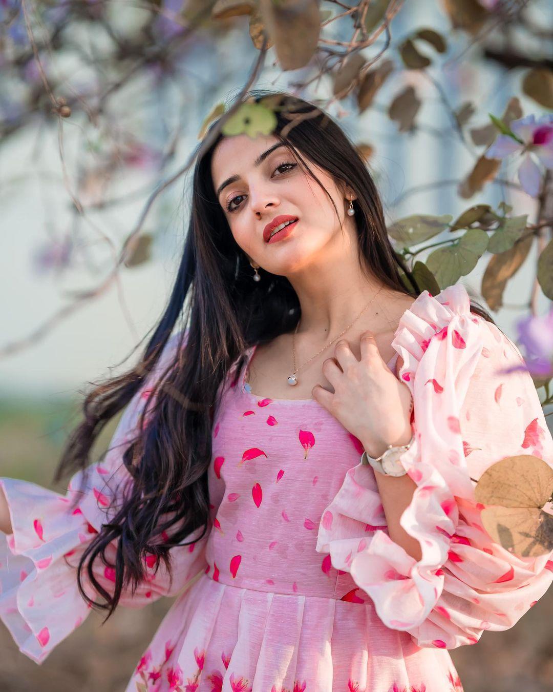 Bollywood actresses Aryanshi Sharma exclusive hot and sexy stills | beautiful and sexy photos
