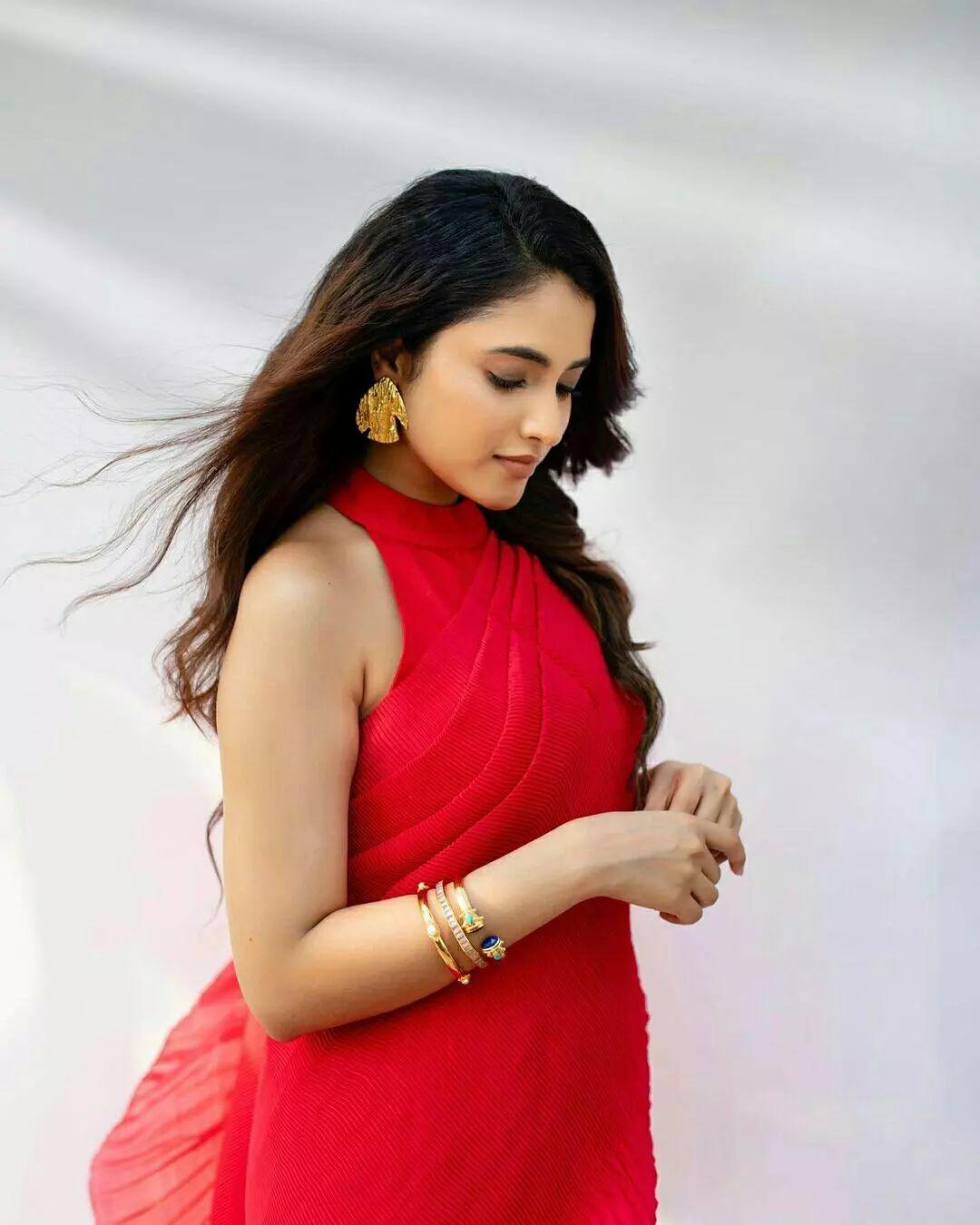 Priyanka Mohan in red saree exclusive hot and sexy photos | very beautiful and sexy photos
